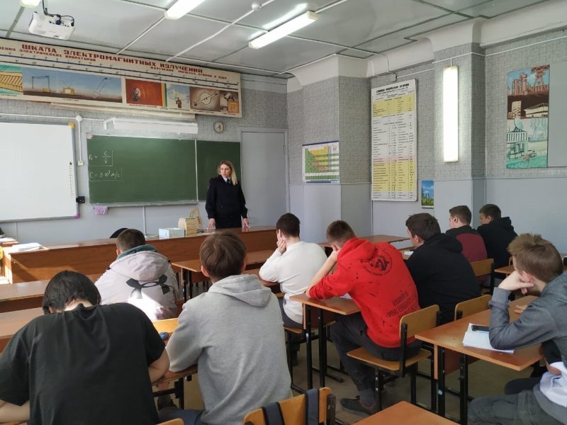 Сотрудники Госавтоинспекции встретились со студентами и старшеклассниками города Тейково